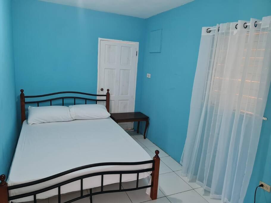 Two Bedroom. Walk To Beach. Free Wi-Fi & Free Parking Portmore Exterior photo